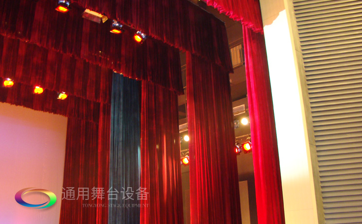 通用舞臺專業(yè)性、全方位優(yōu)勢！業(yè)務(wù)涉及舞臺機(jī)械、阻燃幕布、專業(yè)燈光系統(tǒng)、專業(yè)音響系統(tǒng)