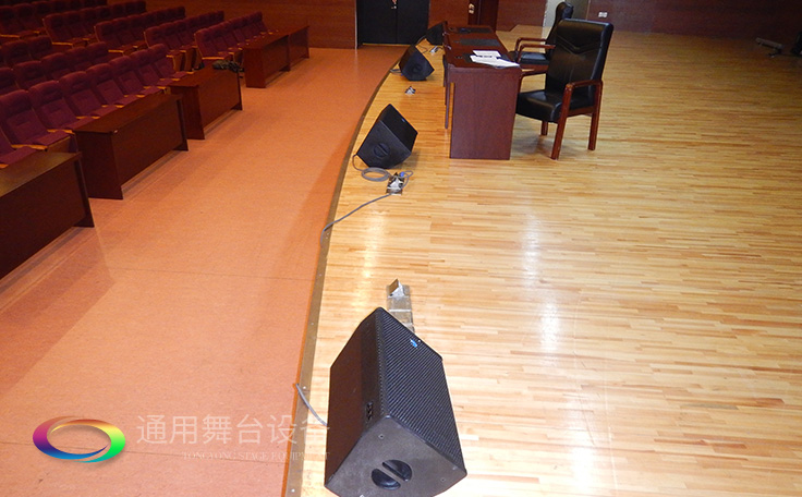 通用舞臺專業(yè)性、全方位優(yōu)勢！業(yè)務(wù)涉及舞臺機(jī)械、阻燃幕布、專業(yè)燈光系統(tǒng)、專業(yè)音響系統(tǒng)