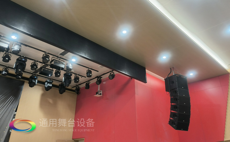 江蘇某學(xué)校報(bào)告廳項(xiàng)目舞臺(tái)矩陣音響、舞臺(tái)吊桿——泰州通用舞臺(tái)、舞臺(tái)幕布精品工程展示