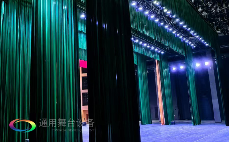 助力教育領(lǐng)域舞臺(tái)建設(shè)，推動(dòng)校園文化發(fā)展！星海中學(xué)報(bào)告廳舞臺(tái)阻燃幕布建設(shè)項(xiàng)目